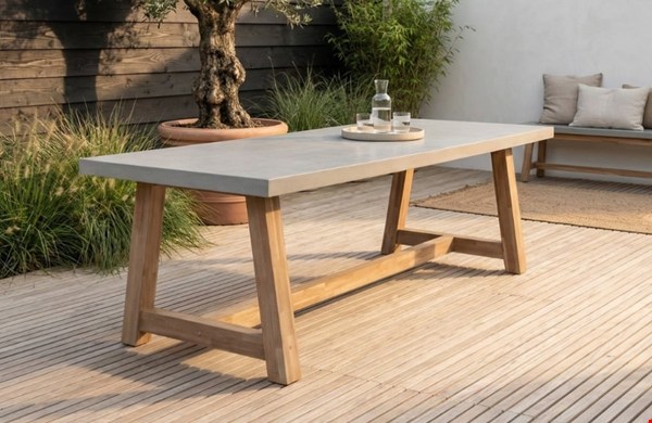 De laatste tuintafeltrends: buiten eten wordt mooier, warmer en persoonlijker